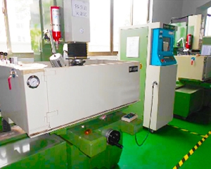 臺(tái)制臺(tái)一放電機(jī) 2